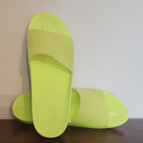 CROCS Women's Bright Lime Sandals - Picture 1 of 8